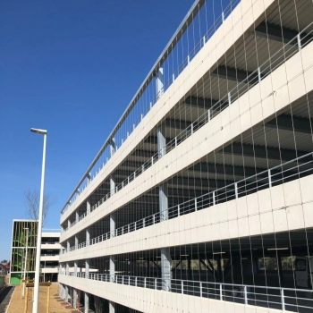 Installation d'une structure métallique sur la façade d'un parking