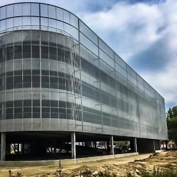 Structure métallique sur la façade d'un parking