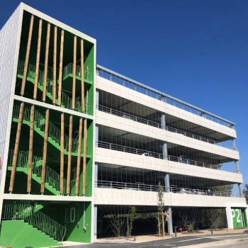 Installation d'une structure métallique sur la façade d'un parking